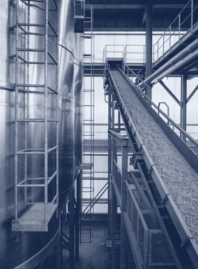 Silos e esteira de uma fábrica de ração